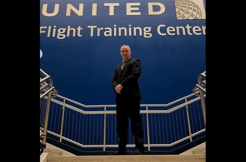 Houston B737 First Officer Michael G. chased his pilot dreams to United with Aviate